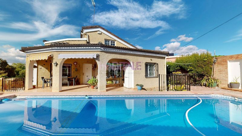 Foto e519ffb9-86f8-4d5a-852f-b62e428494a5. Casa amb piscina a Monserrat