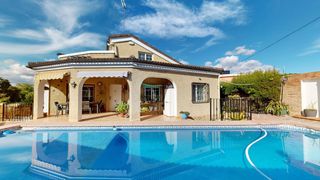 Casa in Monserrat. Chalet con piscina en urb colinas de venta cabrera en montserrat