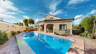 Maison à Monserrat. Te gustaría vivir rodeado de tranquilidad en un chalet con pisci