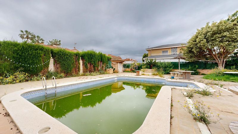 Foto 9db88014-8406-44b8-9aa5-9e0f99baaeb5. Casa amb piscina a Zona Avenida Alta - Auditorio Torrent