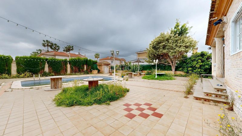 Foto c6d8a875-e667-4878-b943-7ab2a1acb641. Casa amb piscina a Zona Avenida Alta - Auditorio Torrent