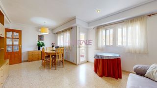 Appartamento in Zona Avenida al Vedat. Piso en torrent con amplio balcón.