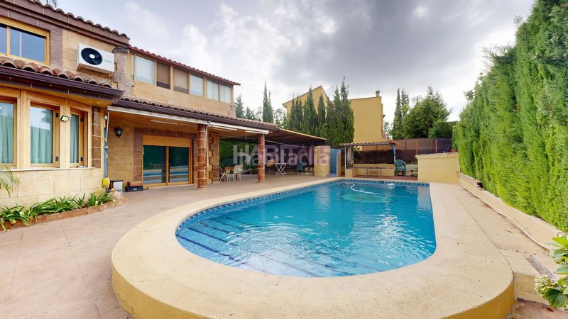 Foto 054123ab-02a9-42e1-88af-9ee5ab110d88. Casa amb piscina a Monserrat