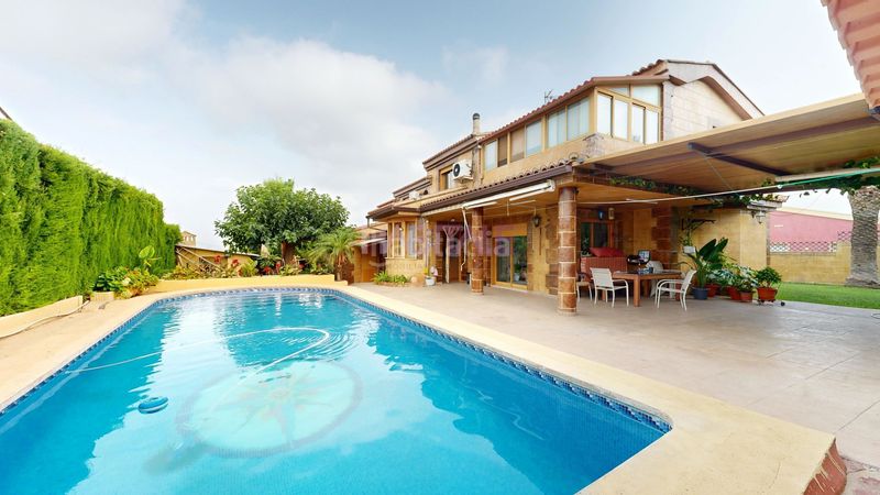 Foto 429f6b9a-43d6-46f4-8386-285f3e531db2. Casa amb piscina a Monserrat
