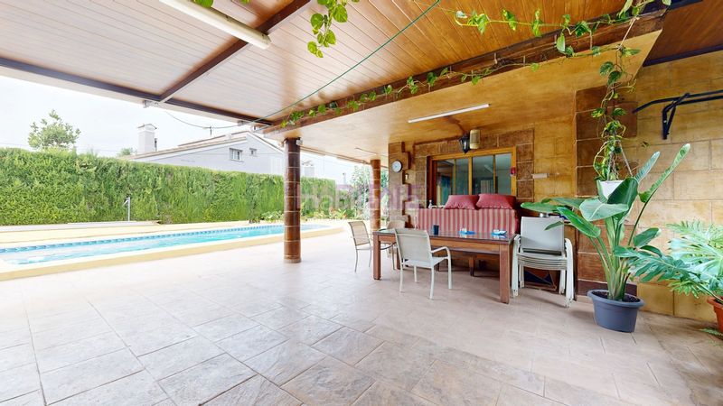 Foto 59a50bbf-8b1a-4597-99ed-bc564b443d54. Casa amb piscina a Monserrat