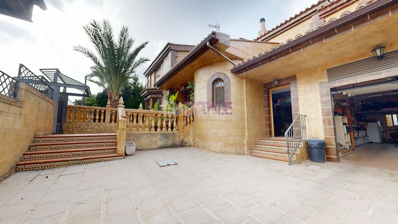 Foto a34f0ce8-f302-42b6-8226-6d89b357b5c4. Casa amb piscina a Monserrat