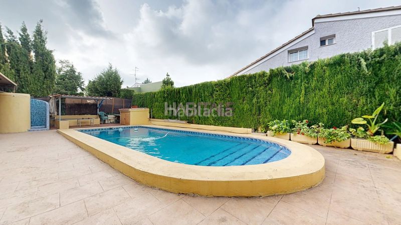 Foto bc7b6680-7ea3-4f9b-9e61-b213527d27d7. Casa amb piscina a Monserrat