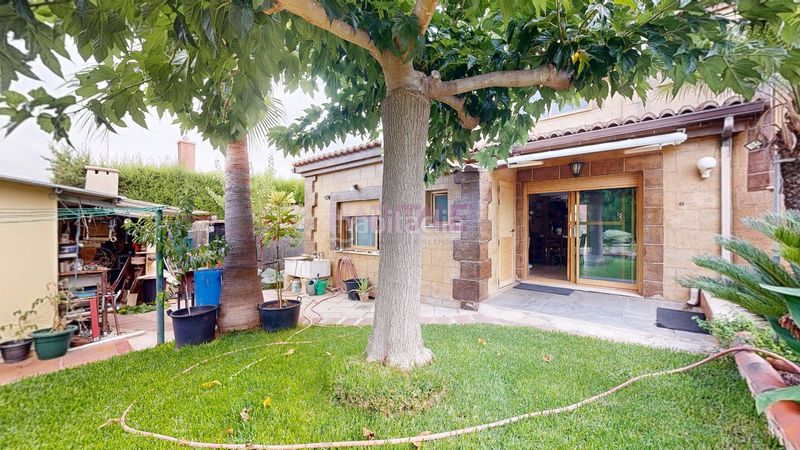 Foto cab816a4-46d1-42e7-a6c7-a1bcf6532405. Casa amb piscina a Monserrat