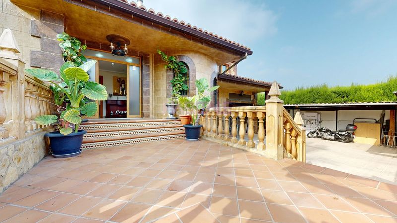 Foto e84089b9-0c88-45c1-a979-22f337f2aa4e. Casa amb piscina a Monserrat