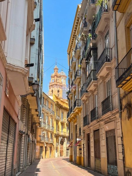 Piso vivienda para reformar en ciutat vella junto al mercado central en Valencia