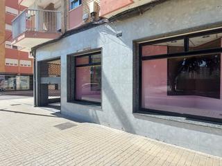 Lloguer Local Comercial  Puerto de sagunto - avenida nueve octubre. Espacioso local esquinero con muchas posibilidades