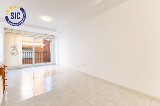 Etagenwohnung in Centro puerto. Piso de 3 habitaciones, 2 baños, muy luminoso y bien ubicado
