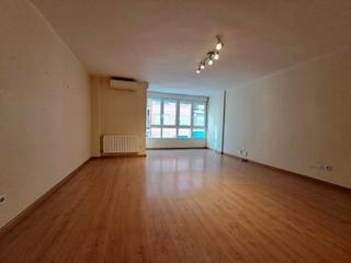 Pis  Calle san leandro. Amplia vivienda con garaje en calle san leandro, junto a plaza d