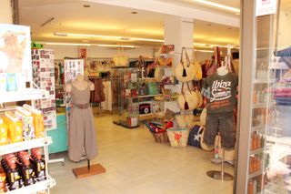 Alquiler Local Comercial en Ses Figueretes - Platja d'en Bossa - Cas Serres. Local en figueretas