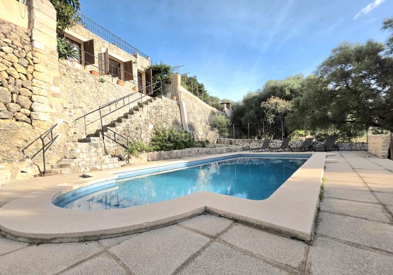 Foto b7b9b0a5-9a74-42a2-a4ef-67754b47a109. House with fireplace pool in Selva