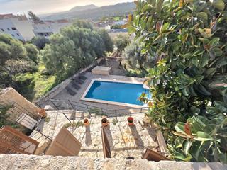 Rent House  Carrer de sa noblesa. Casa de pueblo con piscina en selva