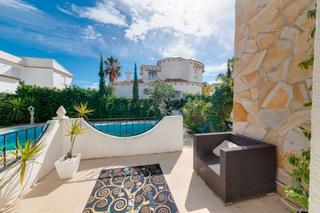 Chalet à Campoamor. Villa en venta en la zenia, 2 dormitorios.