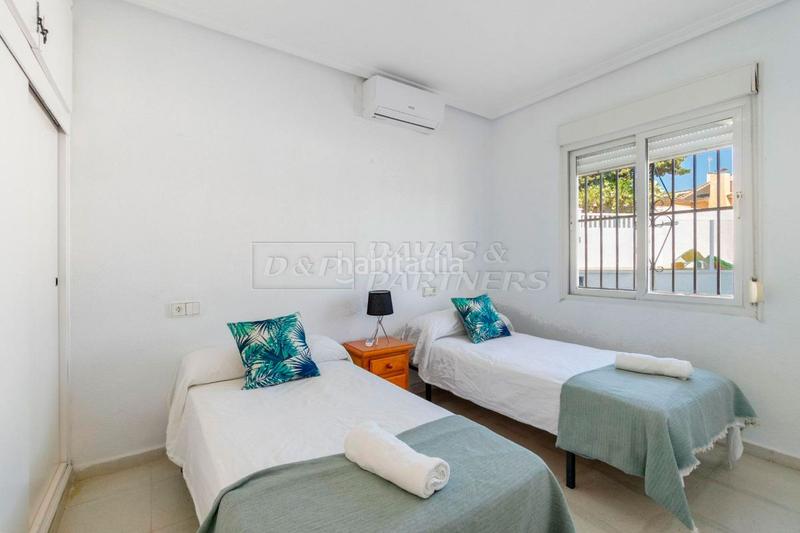 Foto d1f77cc3-7f84-4315-90c7-af2101b40d76. Chalet mit heizung pool in Playa Flamenca Orihuela