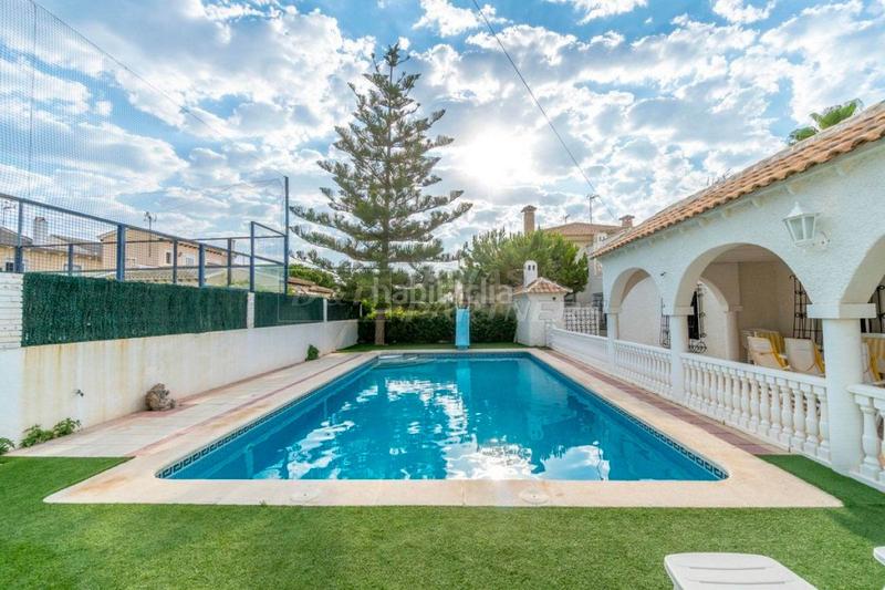 Foto 134affc2-4ced-4e8f-a973-e3bc886f591b. Casa amb aparcament a Punta Prima Orihuela