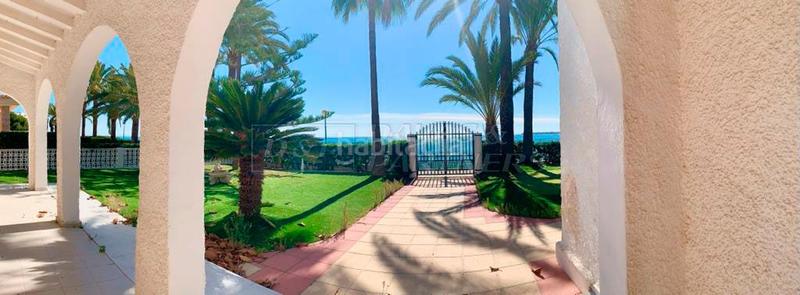 Foto bacde188-6182-466f-ac6d-81beb6d4eeee. Casa amb aparcament a Punta Prima Orihuela