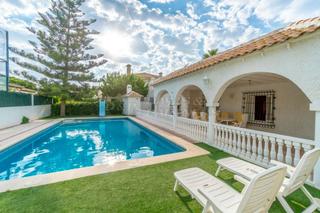 Haus in Punta Prima. Casa en venta en punta prima, 6 dormitorios.