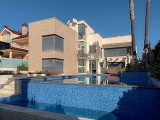 Chalet en Mar rojo 4. Villa en venta en la veleta, 4 dormitorios.