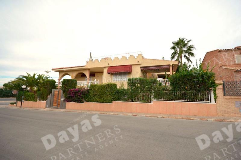 Foto 1e3d90ca-49da-4d80-8e96-c25c2fff37a8. Chalet villa en venta en La Veleta, 5 dormitorios. en Torrevieja