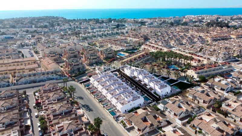 Foto 92d66a7e-2af7-4de8-ac56-7002741e02ee. Chalet villa en venta en la zenia, 3 dormitorios. en Orihuela