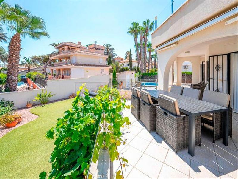 Foto b865a4c1-356d-433b-9ec3-13e225800fd0. Chalet con parcheggio piscina in La Zenia Orihuela