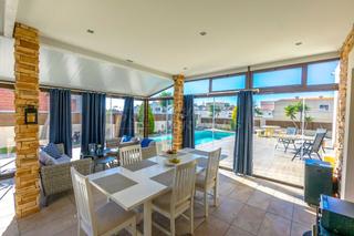 Chalet in Aguas Nuevas. Villa en venta en aguas nuevas, 5 dormitorios.