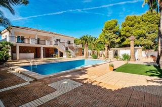 Chalet à La Zenia. Villa en venta en la zenia, 7 dormitorios.