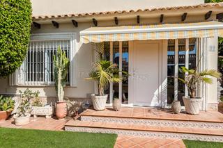 Chalet in Cabo Roig. Pareado en venta en cabo roig, 3 dormitorios.