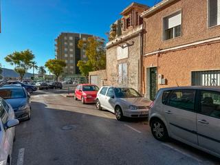 Casa adossada a Orihuela Ciudad. Adosado en venta en centro, 4 dormitorios.