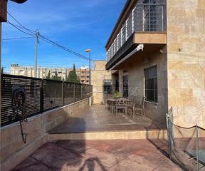Chalet à Orihuela Ciudad. Chalet en venta en centro, 4 dormitorios.