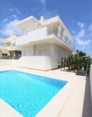 Chalet à La Zenia. Villa en venta en la zenia, 5 dormitorios.