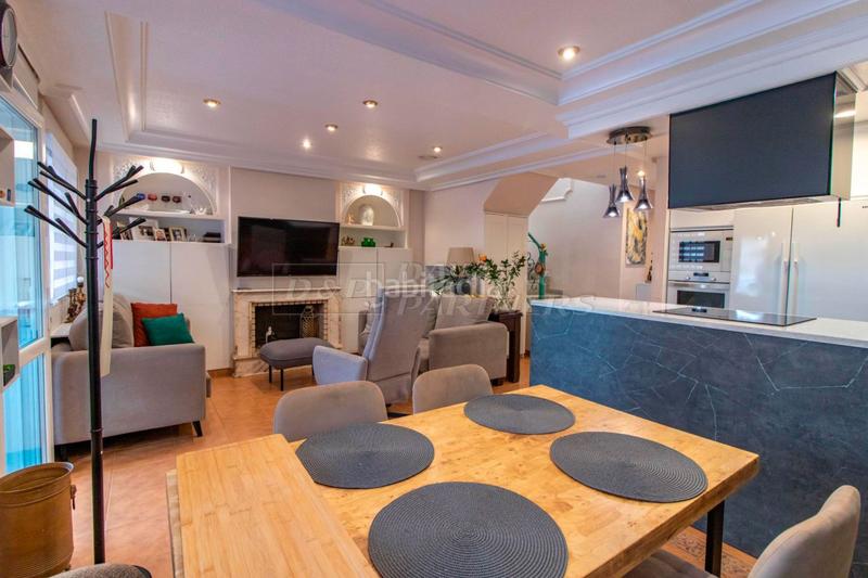 Foto 36fd4678-8d0b-4a82-b427-bf21309ab0e7. Casa adossada amb aparcament piscina a Zona los Frutales Torrevieja