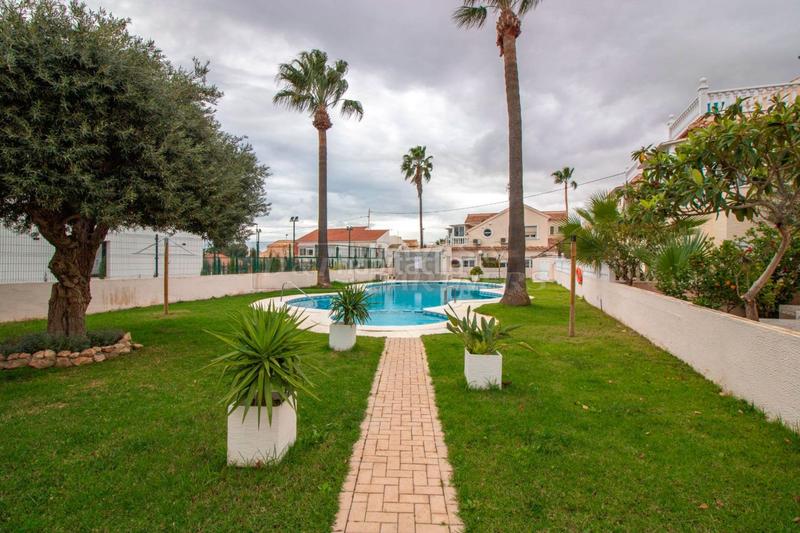 Foto 4c51ddc3-47f6-4176-8a4f-61ace6f2e5ed. Casa adossada amb aparcament piscina a Zona los Frutales Torrevieja