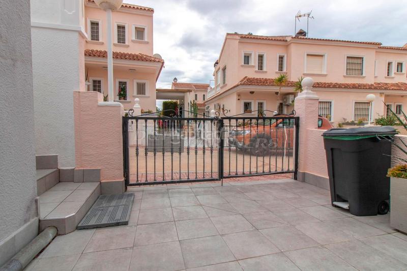 Foto 785f8ddf-d5db-4d3b-8705-cd8c80f9424e. Casa adossada amb aparcament piscina a Zona los Frutales Torrevieja