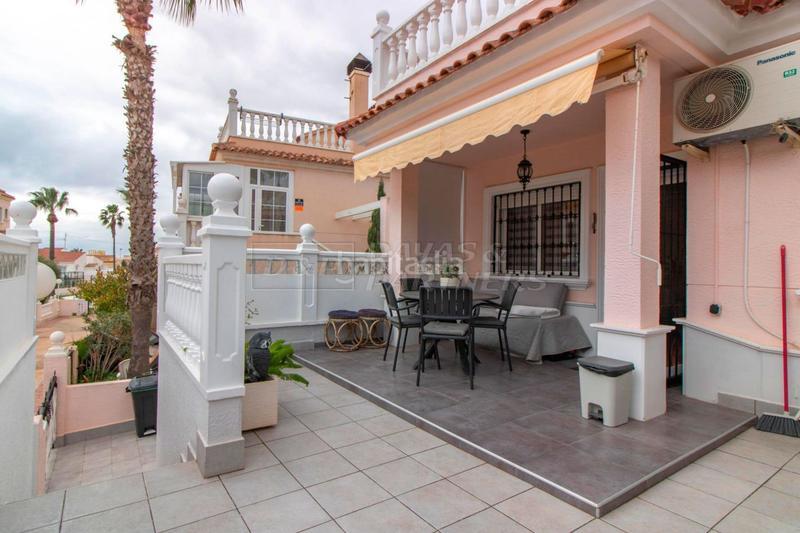 Foto 84d9f0c5-effe-44e2-94d2-27beb2bae21a. Casa adossada amb aparcament piscina a Zona los Frutales Torrevieja