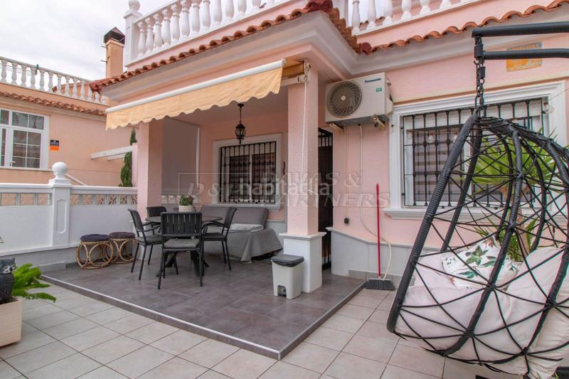 Foto b83cf7ce-d07e-4794-9994-cf2c6da6e1c0. Casa adossada amb aparcament piscina a Zona los Frutales Torrevieja