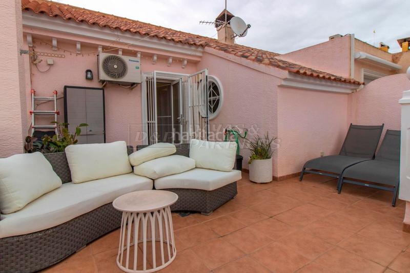 Foto bbee275c-fbde-4383-933b-46ad022efbed. Casa adossada amb aparcament piscina a Zona los Frutales Torrevieja