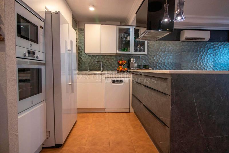 Foto be893678-0ac8-4efd-b44e-4a336da2fbf0. Casa adossada amb aparcament piscina a Zona los Frutales Torrevieja