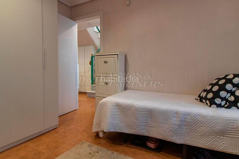 Foto cc101c3a-dfc7-4431-bbd3-458a5ad5db08. Casa adossada amb aparcament piscina a Zona los Frutales Torrevieja