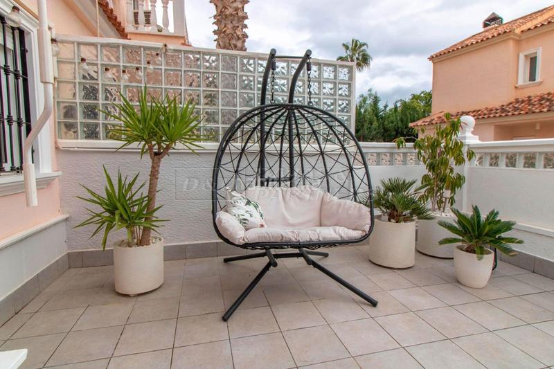 Foto cc9fa7b2-c7ab-4503-b508-bac376f2e093. Casa adossada amb aparcament piscina a Zona los Frutales Torrevieja