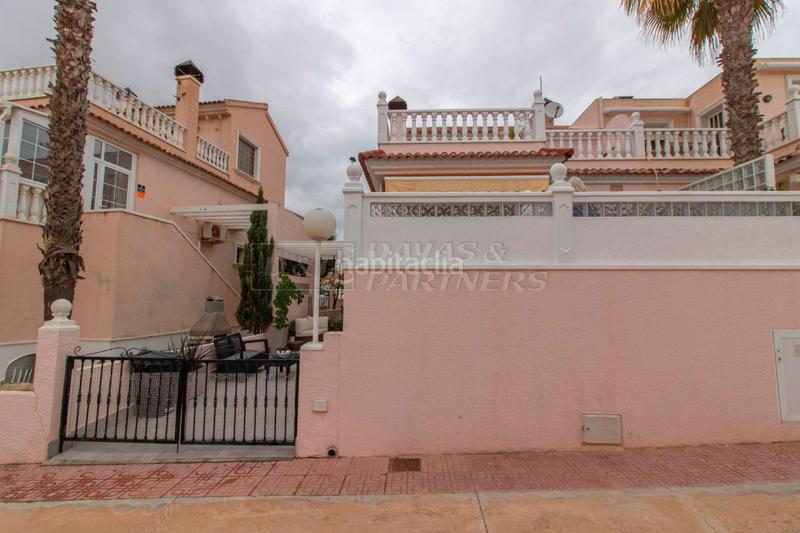 Foto d1cd1aa0-ac3d-4dd2-9191-69ee5d1ab736. Casa adossada amb aparcament piscina a Zona los Frutales Torrevieja