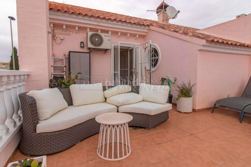 Foto f2a9e402-beb3-459c-b374-b83eedbaeef2. Casa adossada amb aparcament piscina a Zona los Frutales Torrevieja