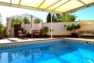 Xalet a Aguas Nuevas. Villa en venta en las calas, 7 dormitorios.