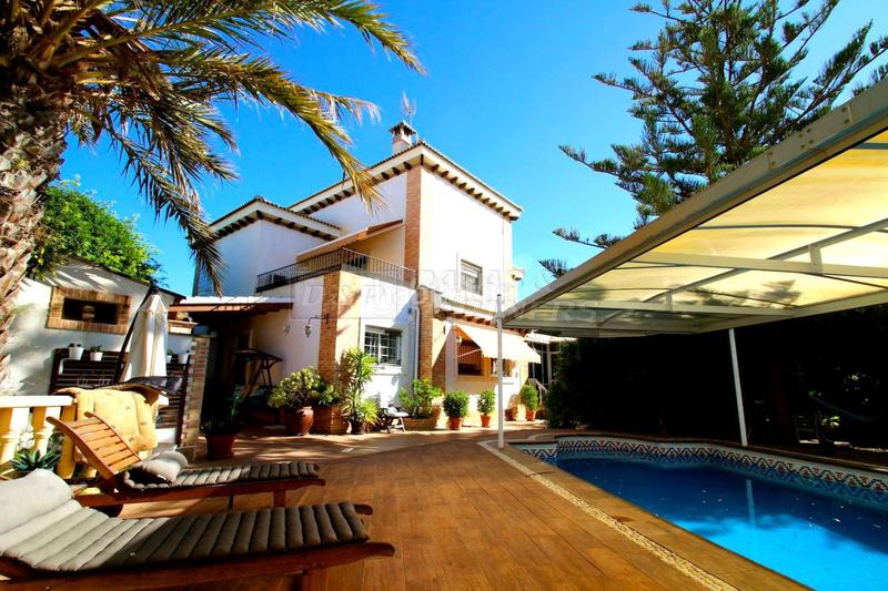 Foto 4786e6c9-b21c-43db-97b4-76e5439b88ab. Chalet villa en venta en las calas, 7 dormitorios. en Torrevieja