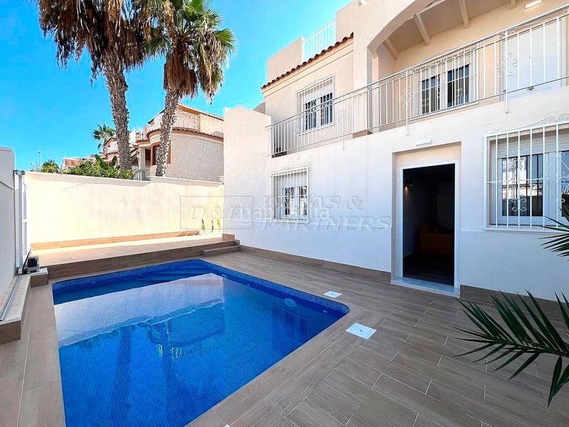 Foto 07db53b6-7e3c-45a8-af43-fe37301ce445. Xalet amb aparcament piscina a Miramar - Torre del Moro Torrevieja
