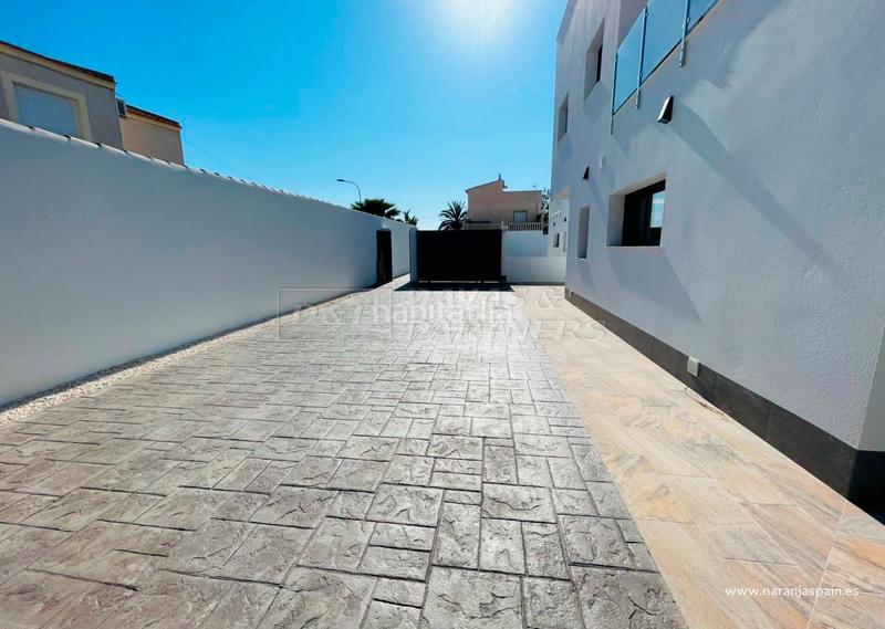 Foto 82a5bdad-d85e-4428-934e-5785de480dd3. Chalet villa en venta en Aguas Nuevas, 5 dormitorios. en Torrevieja